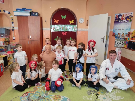 Wizyta pana Pawła Jóski z okazji Dnia Sportu. Pokaz taekwondo. 